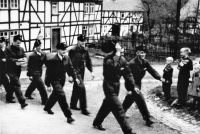 2560_Schb 1950er Jahre Nach der Übung zum Plötz.jpg